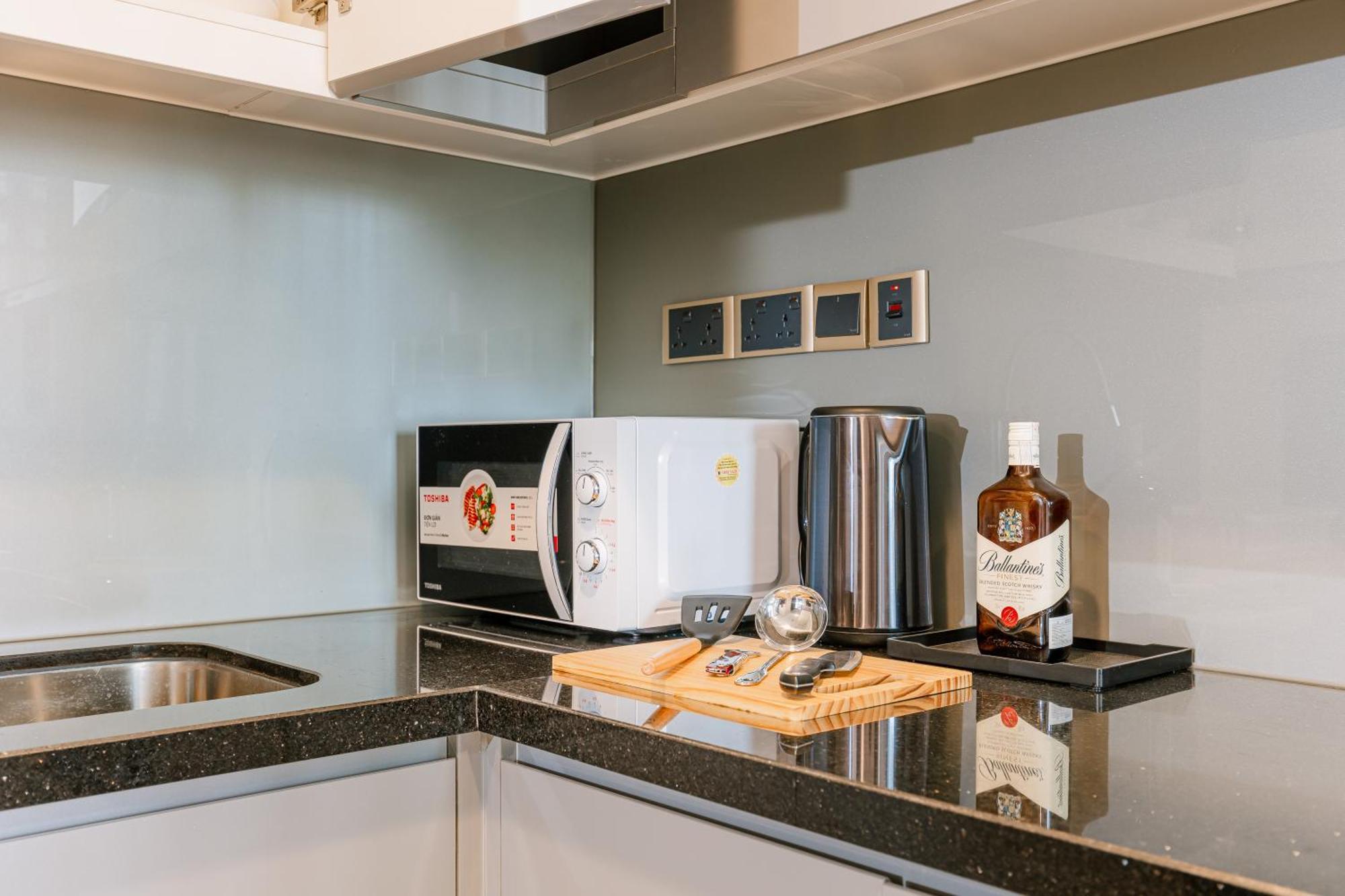 Exclusive 2-3 Bedroom In District 1 Free Pool Gym Sauna Apartment *