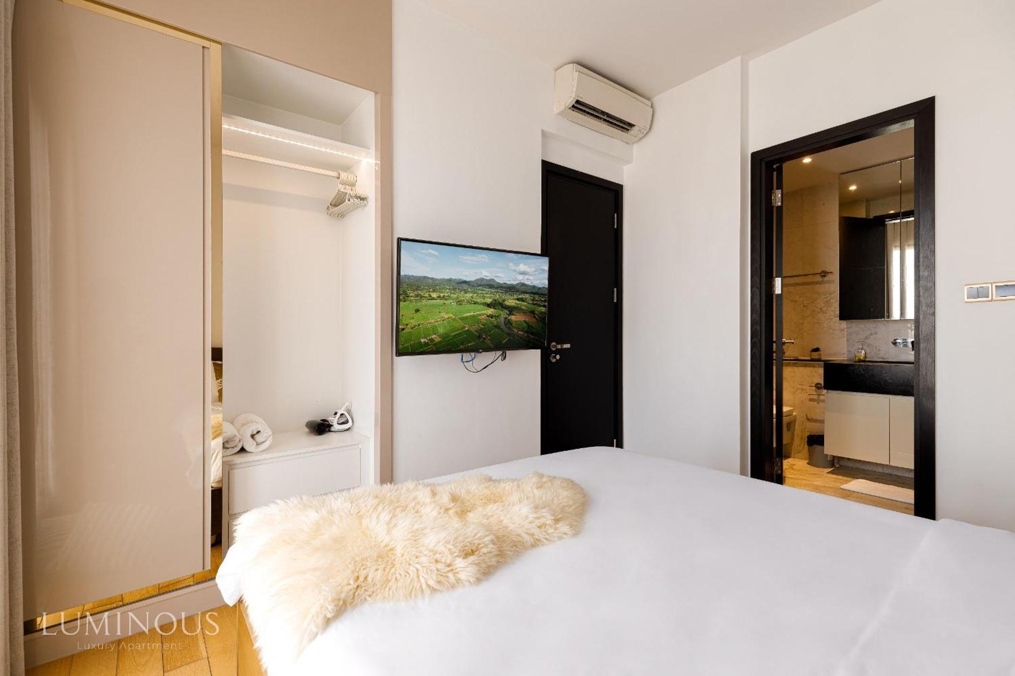 Exclusive 2-3 Bedroom In District 1 Free Pool Gym Sauna Apartment