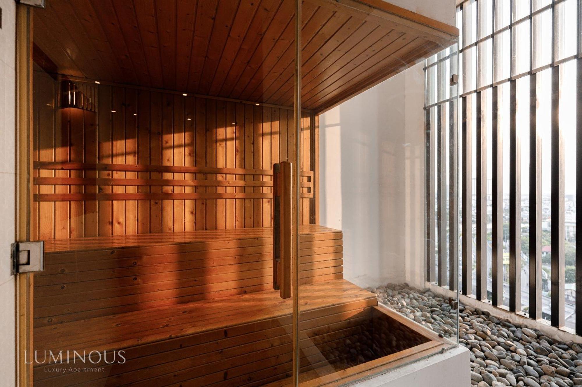 Exclusive 2-3 Bedroom In District 1 Free Pool Gym Sauna Apartment *