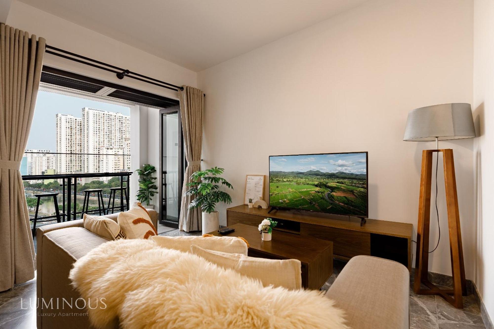 Exclusive 2-3 Bedroom In District 1 Free Pool Gym Sauna Apartment