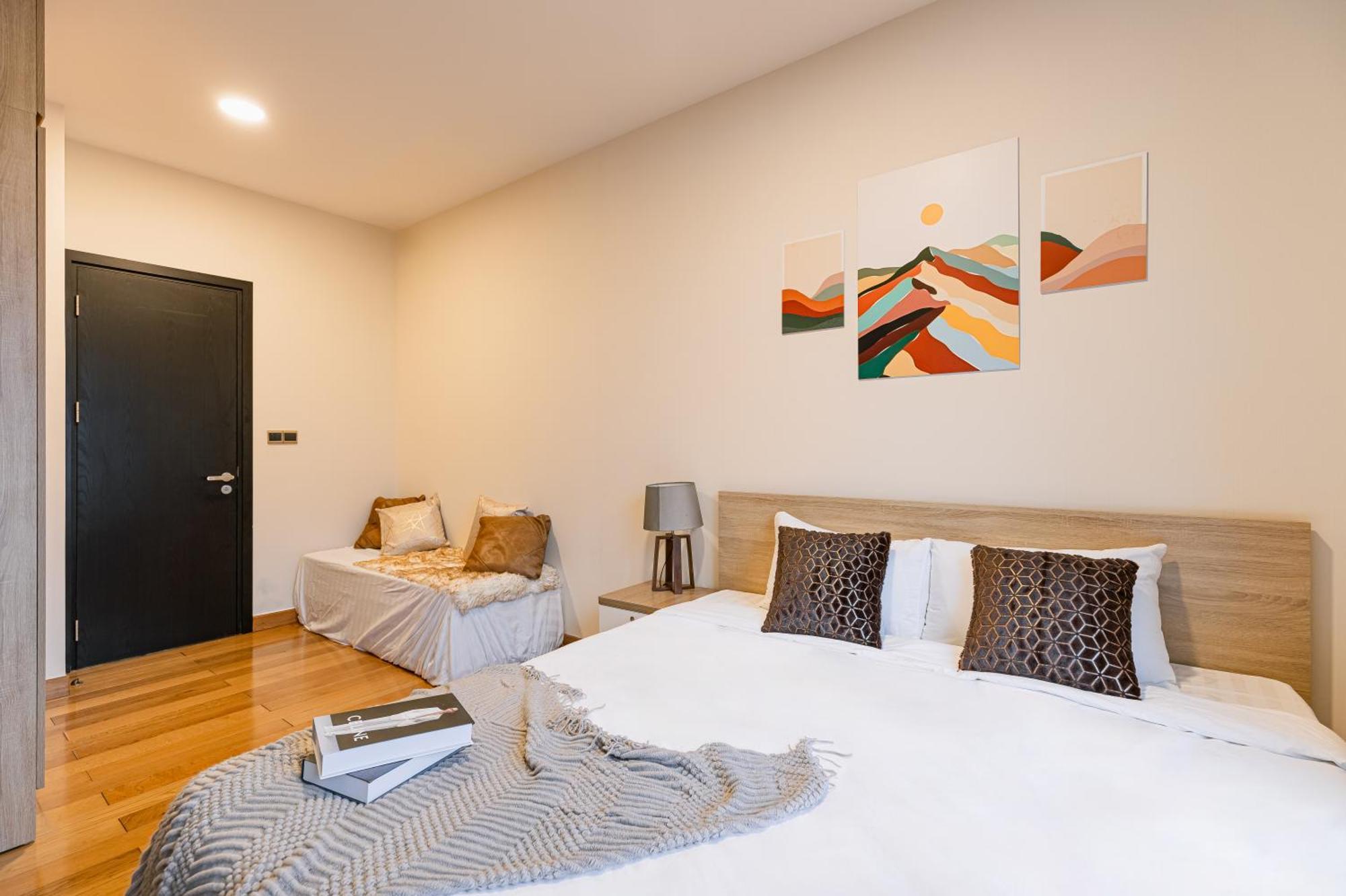 Exclusive 2-3 Bedroom In District 1 Free Pool Gym Sauna Apartment