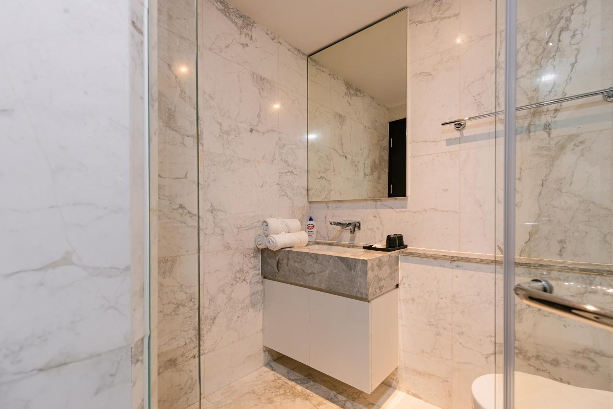 Exclusive 2-3 Bedroom In District 1 Free Pool Gym Sauna *